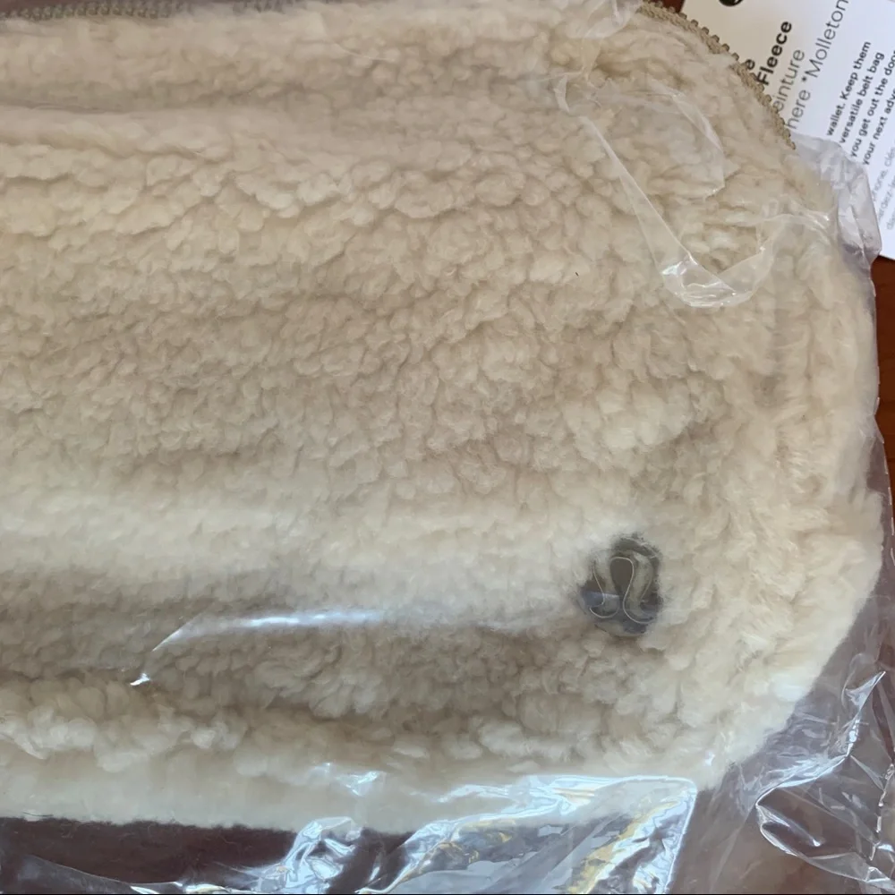 Lululemon Everywhere Belt Bag Fleece Sherpa Natural Ivory Fanny Pack Purse NWT - Picture 4 of 7